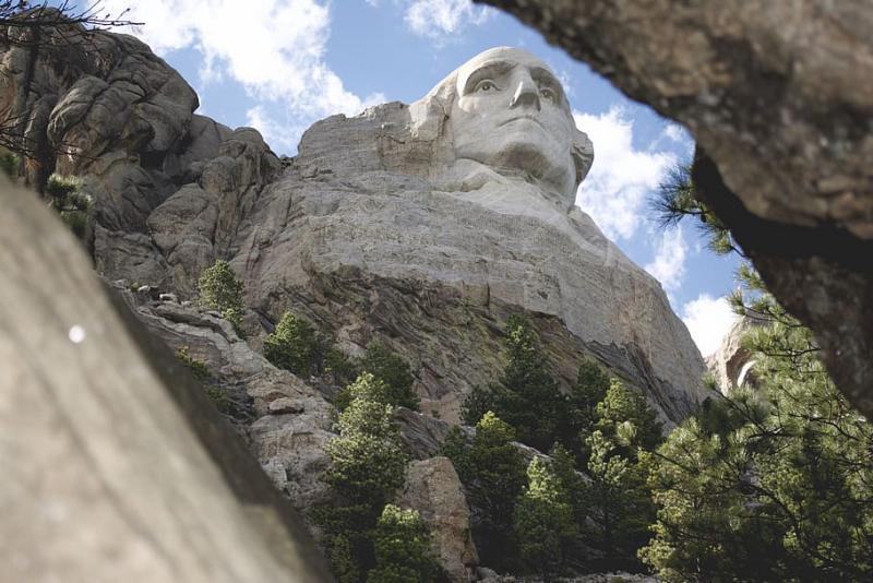 Michigan Man Who Tries To Climb Mount Rushmore Falls 25 Feet Survives Then Arrested Wgvu 