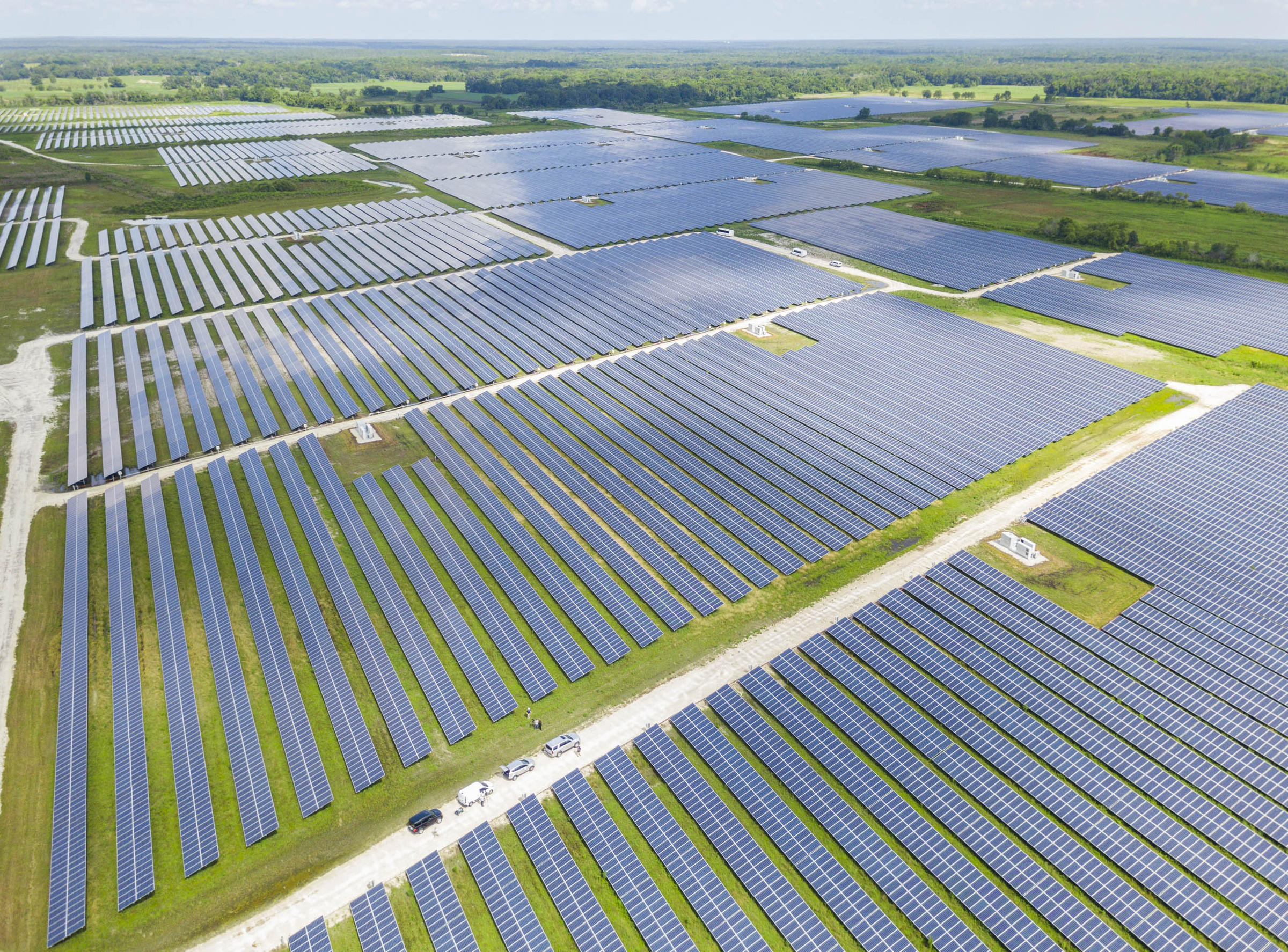 панели солнечных батарей в поле. гелиоэнергетика и солнечная энергия. термохранилище солнечной электростанции. сорочинская солнечная электростанция сэс уран. солнечные электростанции 3 мвт.