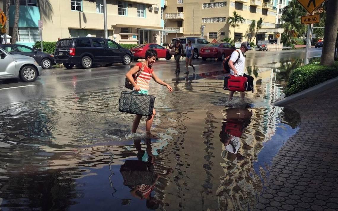 The New Miami Beach Leader Facing Rising Seas Wlrn Oakley And Casey Jones Tourists From Idaho Falls Navigate The Flooded Streets Of Miami