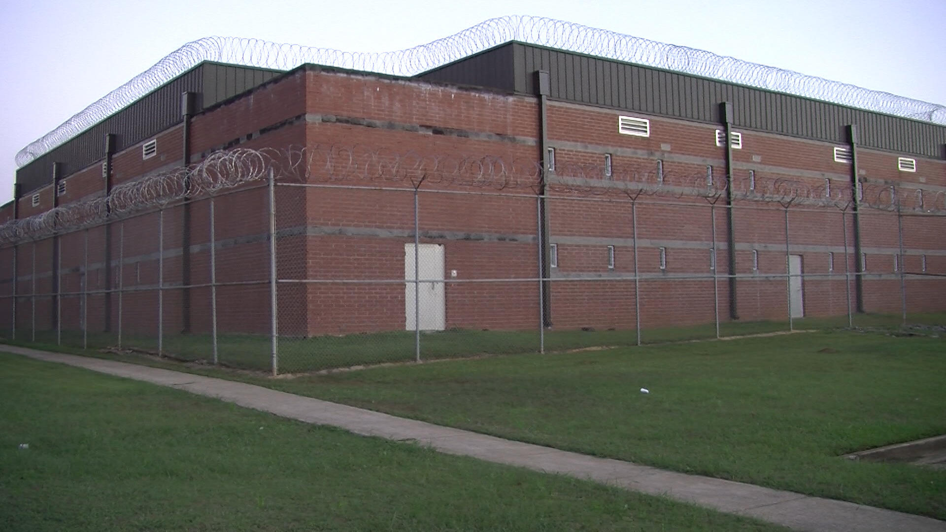 3 recaptured after escaping out vent shaft of Alabama jail Alabama