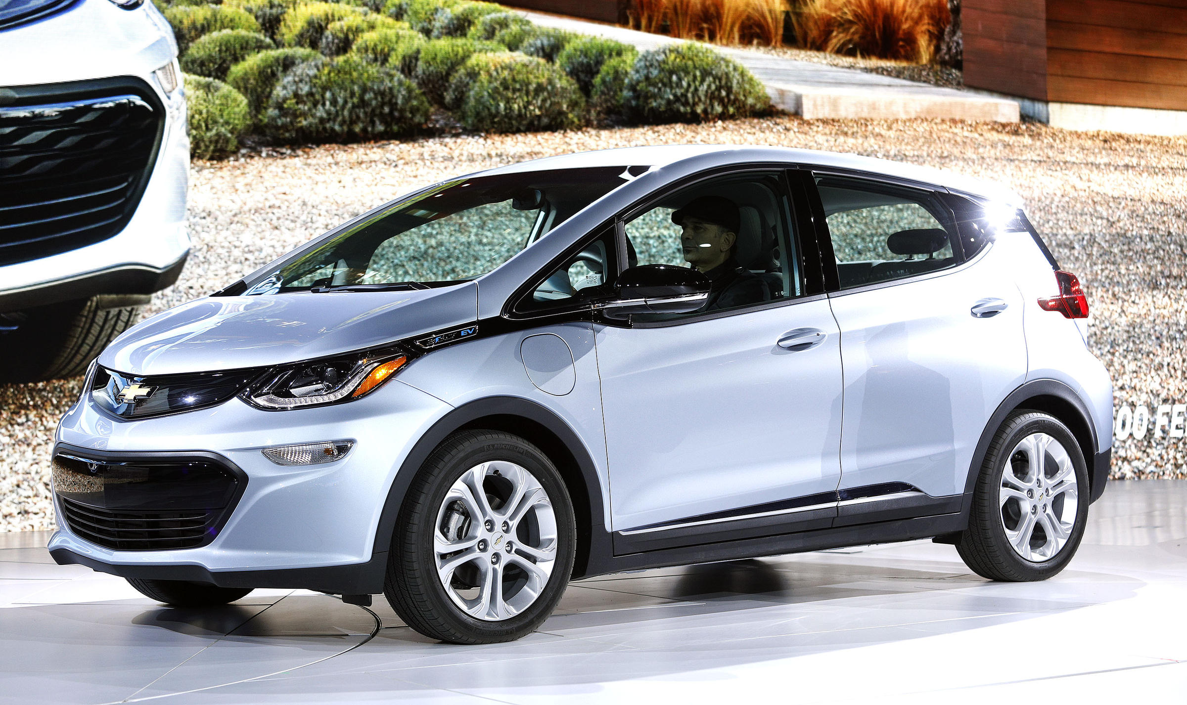 chevrolet bolt aims strike new consumers electric vehicle market