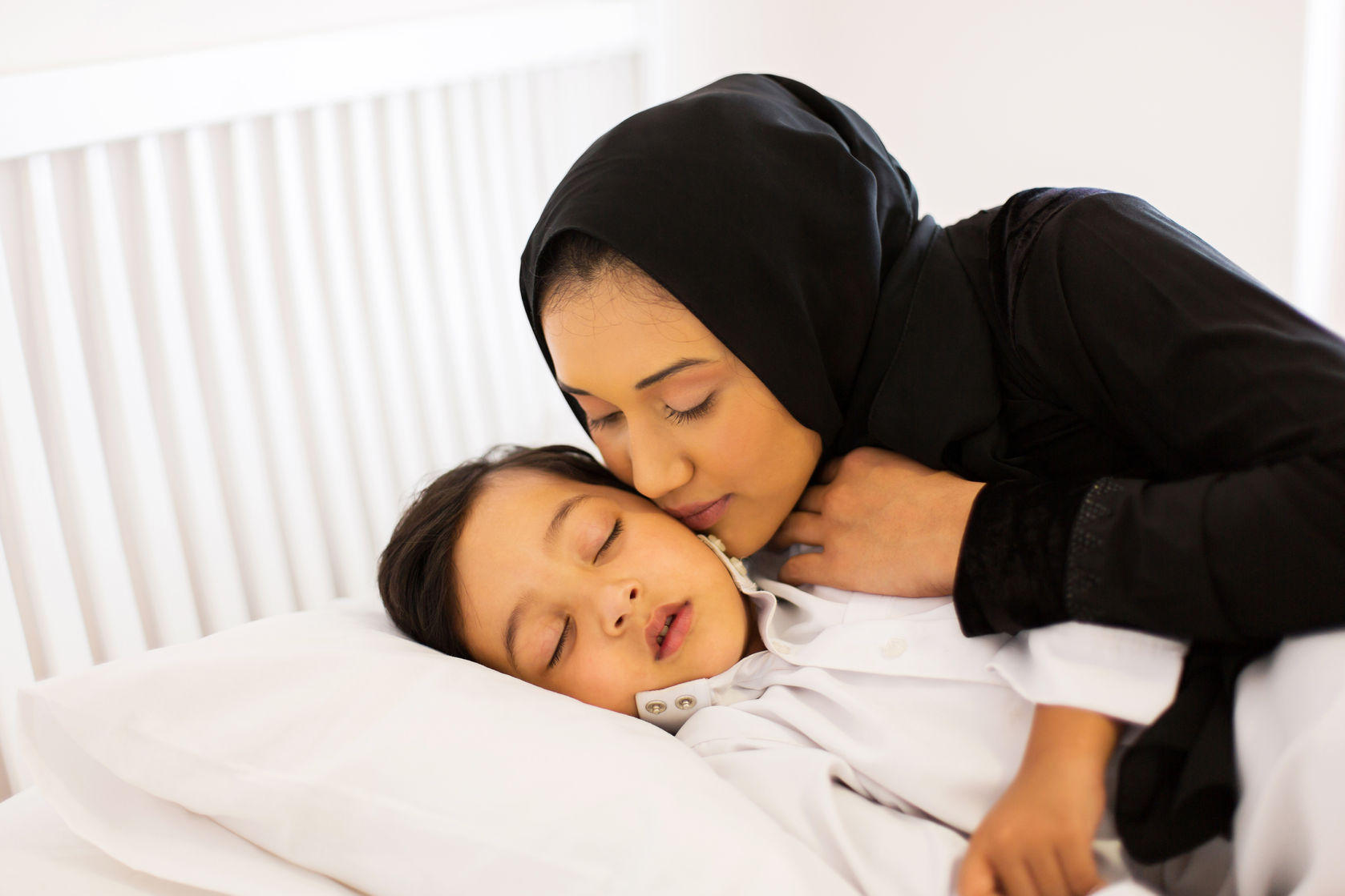 Целую маму спящую. Мусульманка с ребенком. Мусульманская женщина с ребенком. Мусульманская женщина с сыном. Мусульманская мама дети.